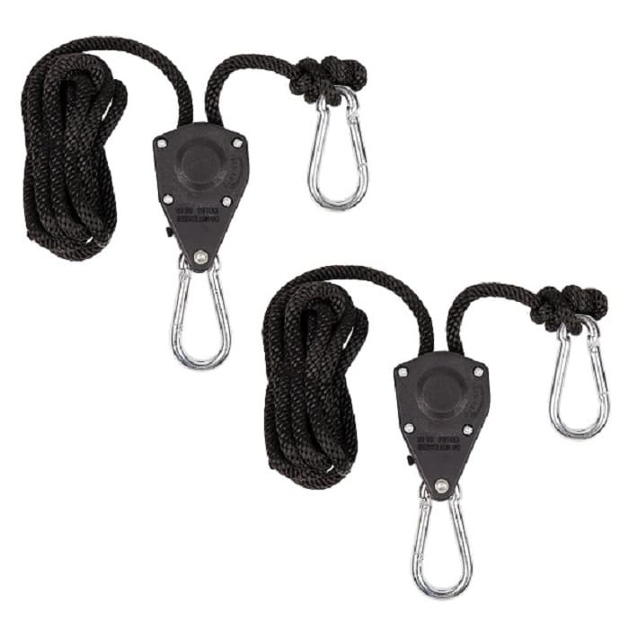 Pulley system with ropes and carabiners.